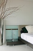 Modernes Schlafzimmer, dekoriert mit getrockneten Zweigen, Pacheco, Buenos Aires, Argentinien