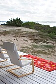 Uruguay, Manantiales, Stühle auf der Terrasse mit Blick auf den Strand