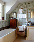 Mustertapete im Badezimmer mit antiken Holzschubladen