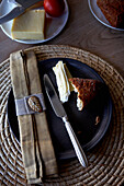 Messer und Serviette auf blauem Beistellteller mit selbstgebackenem Brot