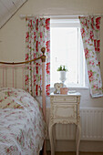 Single bed under window with co-ordinating curtains