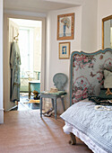 Tagesbett auf Korkboden mit Blick durch die Tür zum eigenen Badezimmer in einem denkmalgeschützten elisabethanischen Herrenhaus in Kent