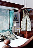 Kleid hängt am Kleiderschrank im Schlafzimmer eines denkmalgeschützten elisabethanischen Herrenhauses in Kent