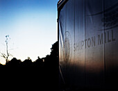 Sonnenuntergang auf einem Schriftzug an der Seite eines Lieferwagens