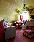 Rosa Accessoires in einem gelb tapezierten Schlafzimmer im georgianischen Landhausstil