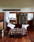 Sofa mit Decke in einer Küche in Masterton, Neuseeland