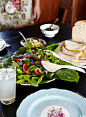 Frischer Salat und geschnittenes Brot auf dem Küchentisch in Masterton, Neuseeland