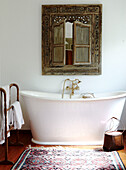 Freistehende Badewanne unter geborgenem Spiegel in Masterton, Neuseeland