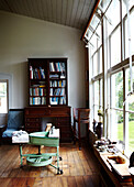 Werkstatt-Atelier mit gläsernem Bücherregal in Masterton, Neuseeland