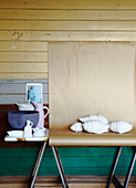 Atelier mit braunem Papier an einer getäfelten Wand in Masterton, Neuseeland