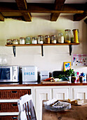 Vorratsgläser auf einem Regal in einer Cottage-Küche in Devon