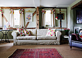 Sofa in einem Wohnzimmer in Norfolk mit passenden Vorhängen und Kissen