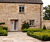 Außenbereich und Eingang eines Landhauses aus Stein