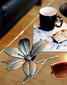 Seitentor aus Metall mit Blumenkübel und Abflussrohr