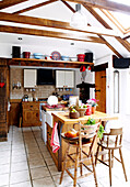Kücheninsel und Arbeitsplatte in einer Landhausküche mit Balken