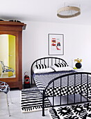 Schlafzimmer mit schwarz-weißem Mobiliar Newcastle England UK