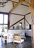 Doppelt hohes Wohnzimmer in Holzrahmenbauweise in einem umgebauten Bauernhaus in Forest Row, Surrey, England