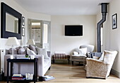 Fliederfarbenes Sofa und Sessel im Wohnzimmer eines Einfamilienhauses in Durham England UK