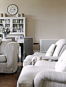 Sessel mit Küchenkommode im Landhaus Tunbridge Wells Kent England UK