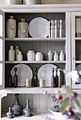Vintage-Geschirr in der Küchenkommode eines Landhauses in Tunbridge Wells, Kent, England, UK