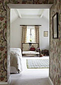 Blick durch den Flur zum Schlafzimmer in einem Haus in Oxfordshire, England, UK