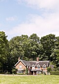 Freistehendes Bauernhaus aus Backstein in einem Waldgebiet, Staffordshire, Vereinigtes Königreich