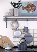 Küchendetail mit grauen Haushaltswaren in einem Haus in Woodstock, Oxfordshire, England, UK