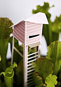 Wasserturm aus Papier in einer Zimmerpflanze, Haus in Bussum, Niederlande