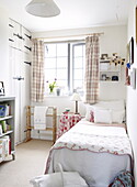 Kinderzimmer mit Einzelbett und eingebautem Stauraum, Oxfordshire, England, UK