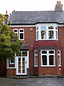 Backsteinfassade einer Doppelhaushälfte mit Pflasterung, Nordlondon, England, Vereinigtes Königreich