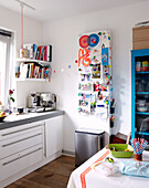 Rezeptbücher und Pinnwand in der Küche des Hauses der Familie Mattenbiesstraat, Niederlande