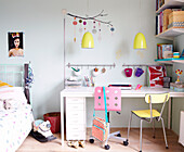 Rosafarbene und gelbe Stühle am Schreibtisch im Jugendzimmer, Familienhaus in der Mattenbiesstraat, Niederlande