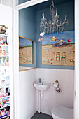 Kronleuchter und Kunstwerke im gefliesten Badezimmer eines Familienhauses in der Mattenbiesstraat, Niederlande