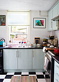 Küche im Retrostil in einem Einfamilienhaus Margate Kent England UK