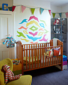 Stofftiere und Wanddekoration mit Kinderbett im Kinderzimmer einer Familie in Margate, Kent, England UK