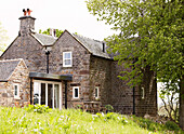 Bauernhaus aus Stein in ländlicher Umgebung in Derbyshire, England, UK