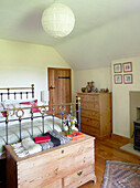 Messingbett mit Holzkommode und Deckenkasten in einem Bauernhaus in Derbyshire, England, Vereinigtes Königreich