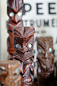 Geschnitzte Totems aus Holz im Haus von Warkworth in Auckland auf der Nordinsel Neuseelands