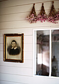 Gerahmtes Porträt und Trockenblumen am Fenster in einem bretonischen Bauernhaus Frankreich