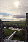 Blick auf die Landschaft von einem historischen Steinturm in Northumbria England UK