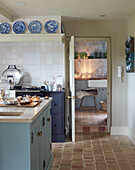 Mince Pies auf einer Kücheninsel mit Terrakotta-Fliesenboden in einem Haus in Oxfordshire, England UK