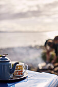 Teekanne und Tassen am Strand in der Grafschaft Sligo Connacht Irland