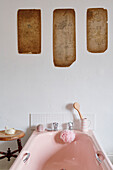 Alter Papyrus über einer rosafarbenen Badewanne in einem Landhaus in Durham, Nordostengland