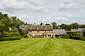 Freistehendes Bauernhaus mit großem Rasen in Warwickshire, England, UK