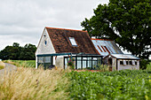 Gefliestes Bauernhaus am Straßenrand im ländlichen Oxfordshire, UK