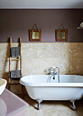 Freistehende Badewanne und Handtuchhalter aus Bambus in einem Bauernhaus in Northumberland, UK