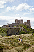 Paar beim Spaziergang in Bamburgh Castle, Northumberland, UK