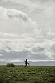 Frau beim Spazierengehen in der Nähe des Offas Dyke-Pfades an der ländlichen Grenze zwischen Radnorshire und Herfordshire, UK