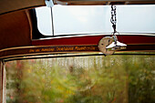 Blick durch die verregnete Windschutzscheibe in den Majestic-Bus in der Nähe von Hay-on-Wye, Wales, UK