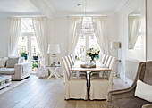 Esstisch für acht Personen mit Vorhängen vor französischen Türen in einem Haus in York, UK